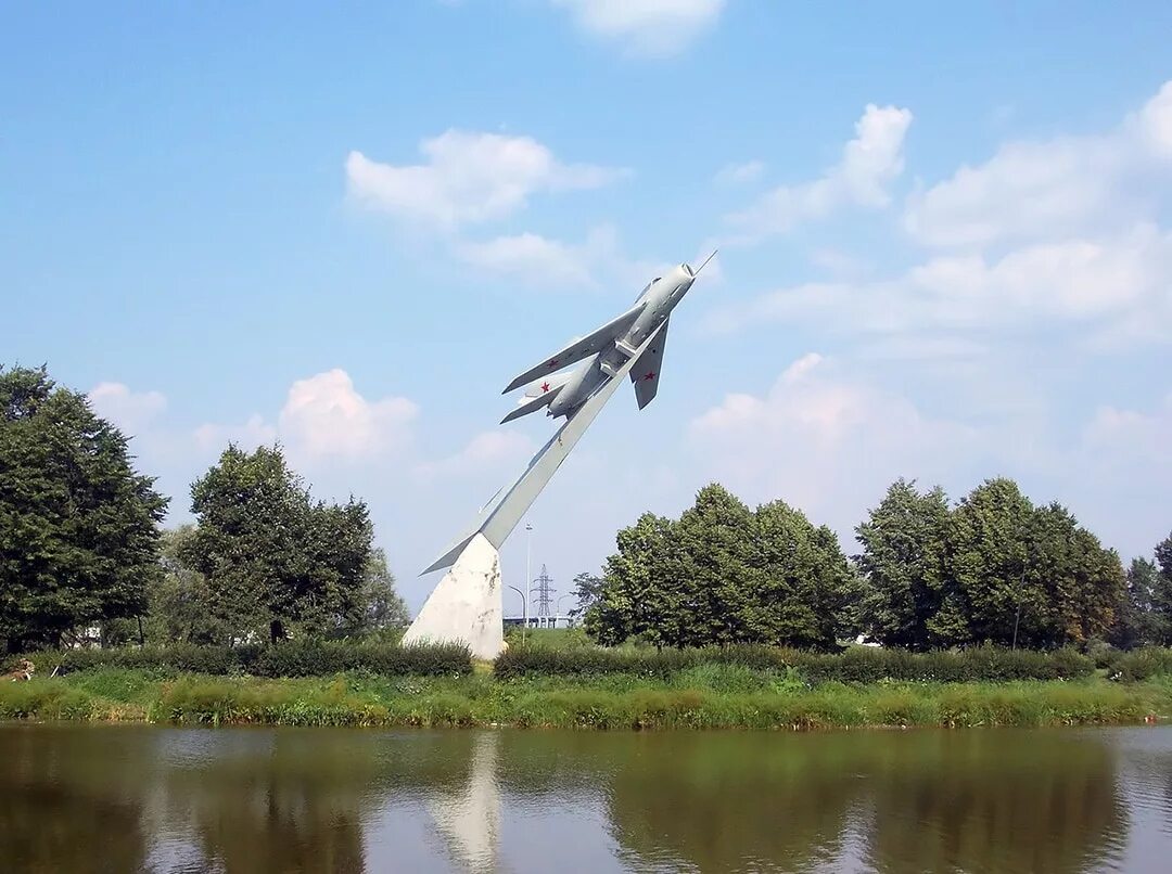 Парк авиаторов фото. Парк Авиаторов Санкт-Петербург. Парк Авиаторов Московский район. Миг парк Авиаторов. Парк Авиаторов СПБ самолет.