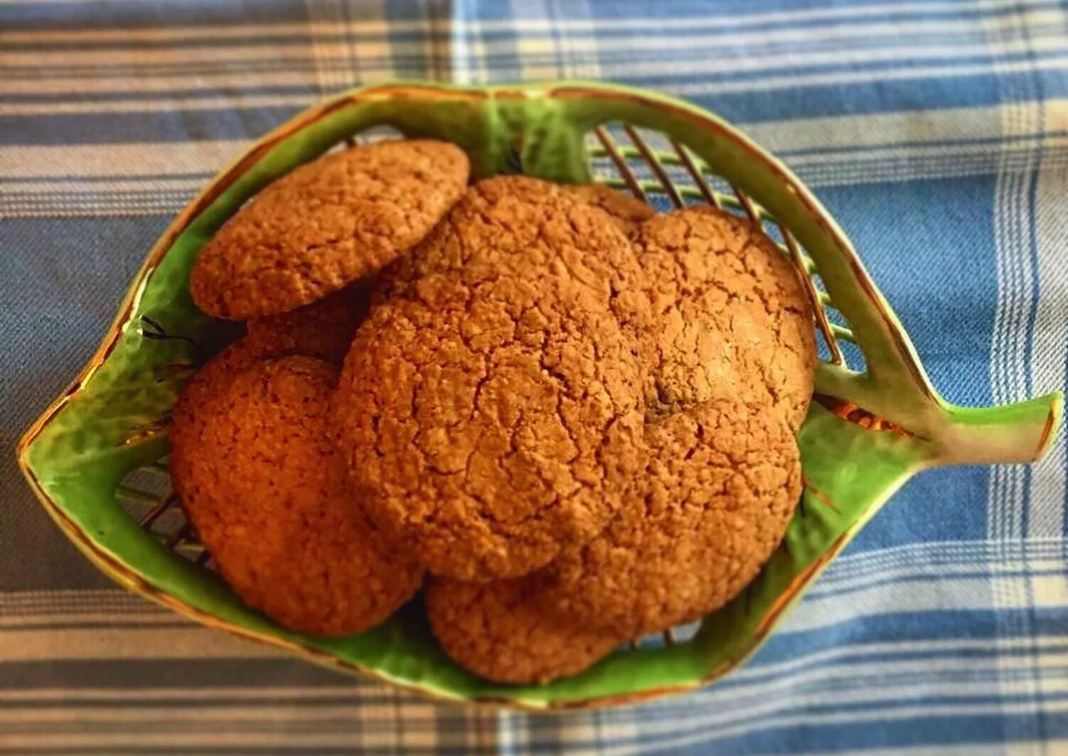 Рецепт вкусных овсяных печений в домашних условиях. Овсяное печенье. Овсяное печенье домашнее. Овсяное печенье картинки. Самодельное печенье овсяное.