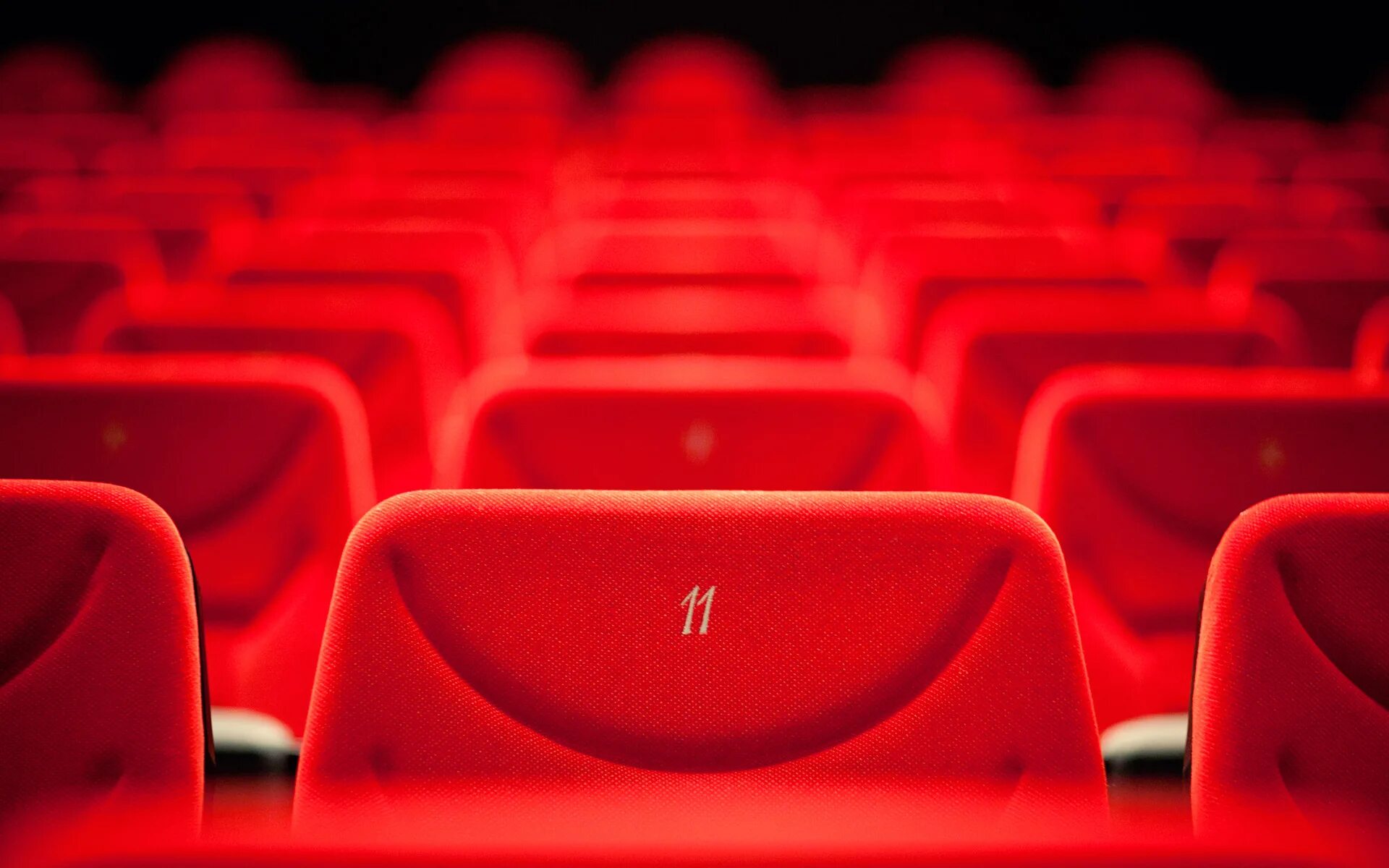 Кинотеатр фон. Кресла в кинотеатре. Красные кресла в кинотеатре. Кресла в театре. Сиденья в кинотеатре
