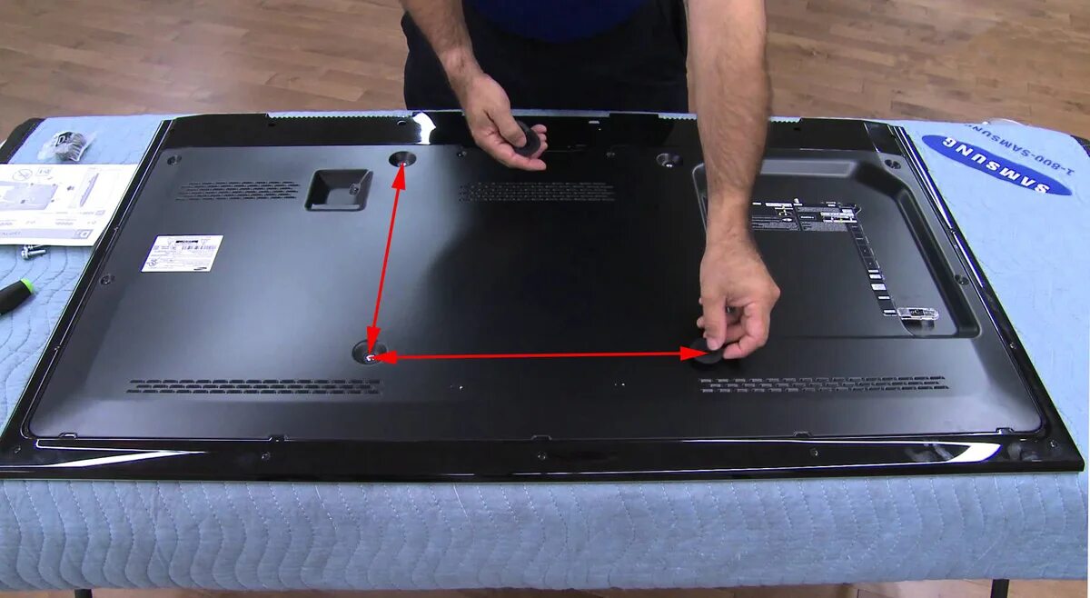 Телевизор samsung qe55ls03aau. Саундбар самсунг крепление к стене чертеж. Отсутствуют гайки на тв самсунг. Как закрепить самсунг. Кронштейн для samsung frame 32.