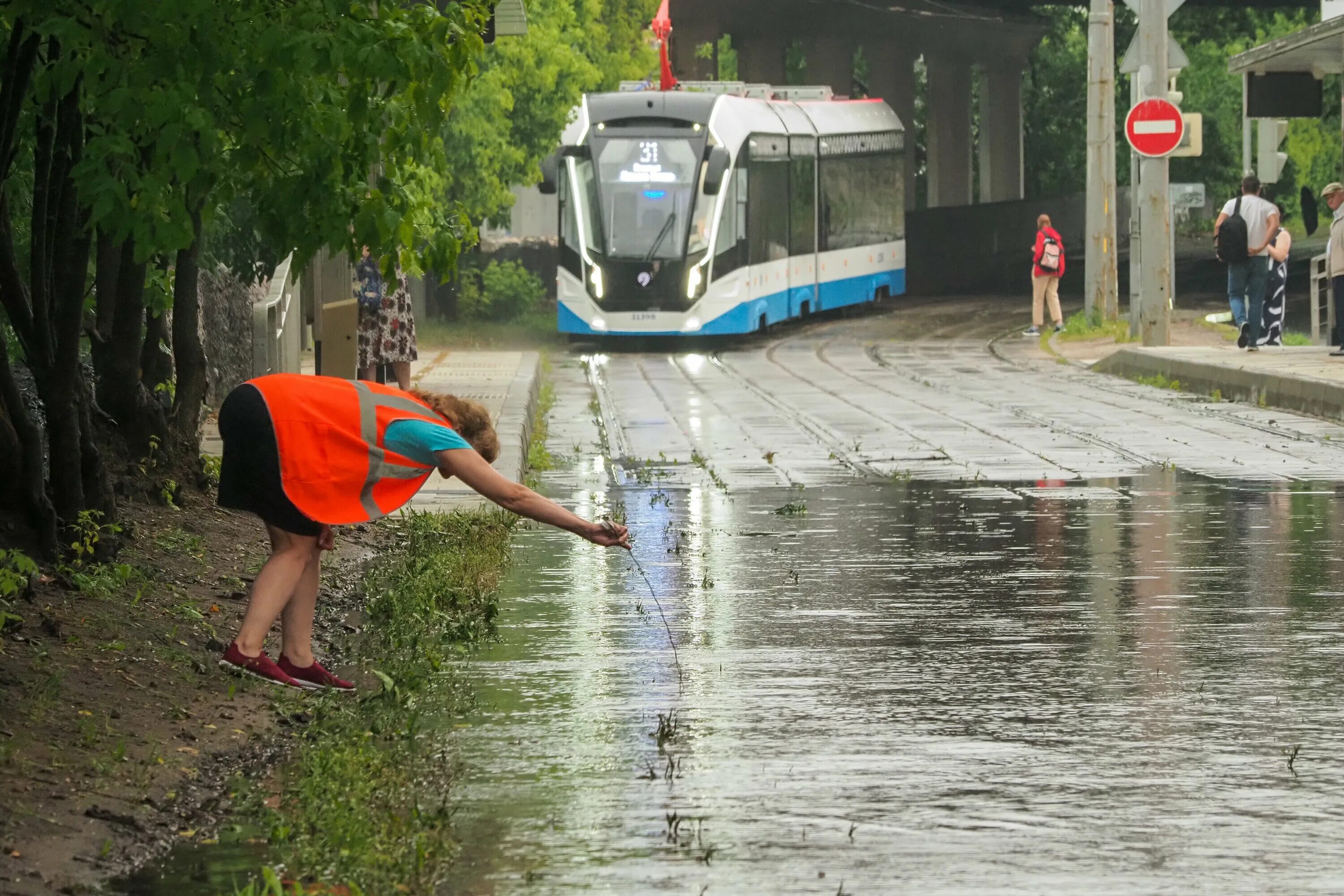 Включи станцию дождь. Ливень в Москве. Дождь в Москве. Ливень в городе. Потоп в Москве.