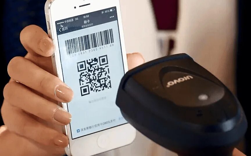 Оплата по QR коду. QR код на терминале. Смартфон QR код. Плати по QR. Как платить через qr