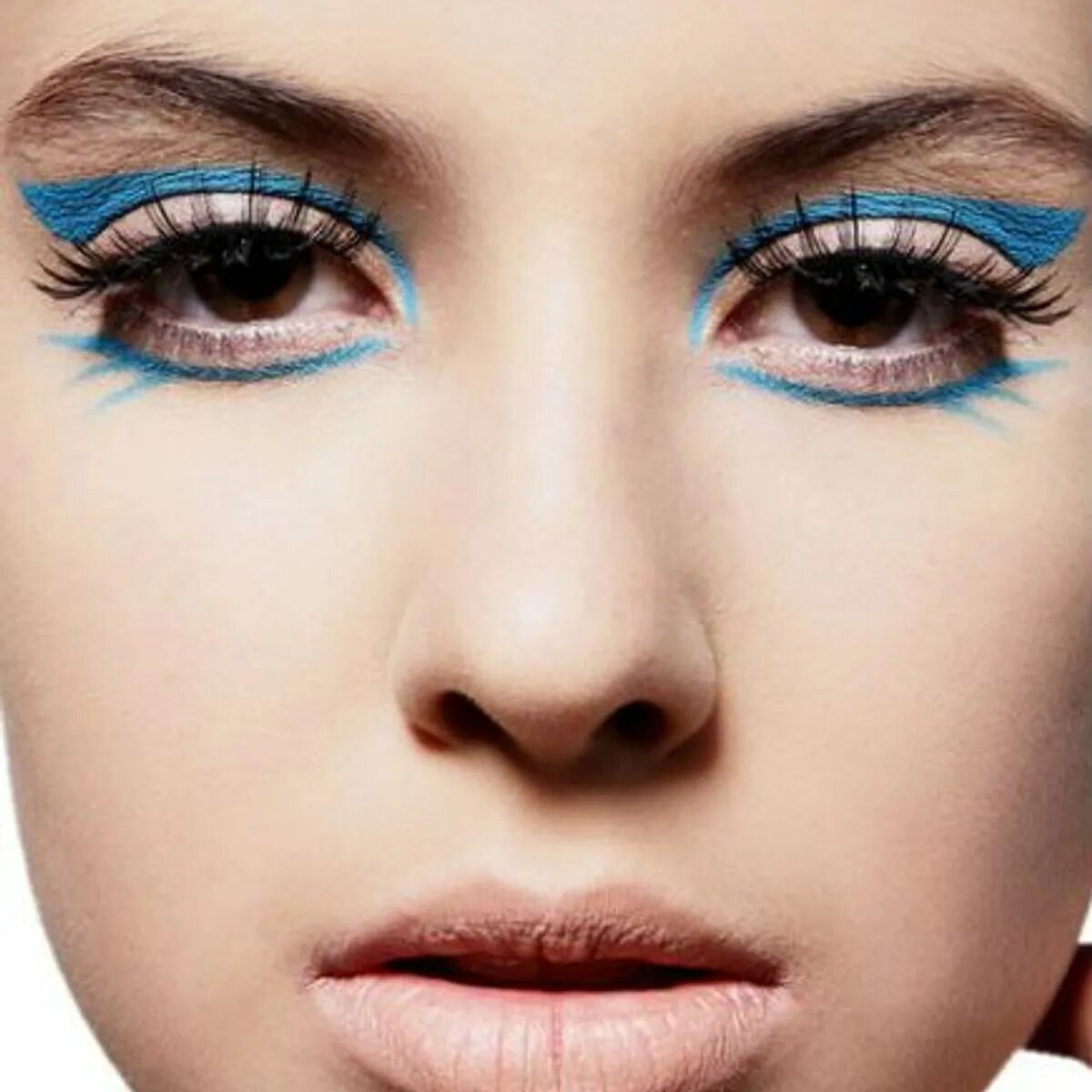 Color eyeliner. Необычный макияж. Макияж в синих тонах. Необычный макияж глаз. Яркий графичный макияж.