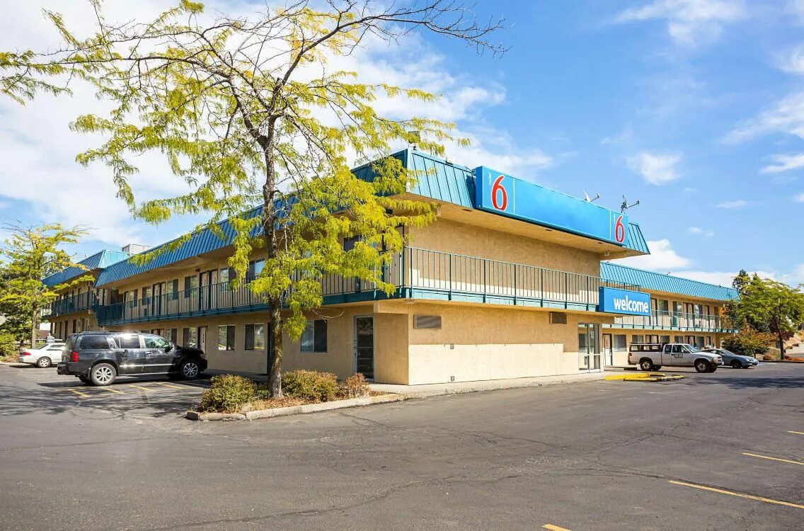 Неоновые вывезка мотель. Школа города форкс штат вашингтон. Мотель в стиле стивена кинга. Бейнеу. Город мотель.