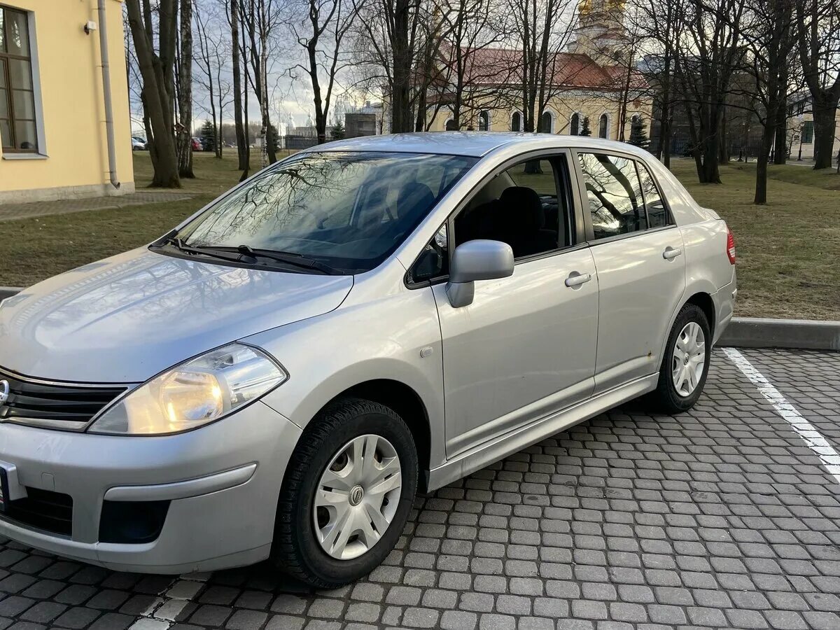 Ниссан тиида 2012 год. Nissan Tiida 2012. Ниссан Тиида седан 2012. Ниссан Тиида 2012 год седан. Ниссан Тиида универсал 2012.