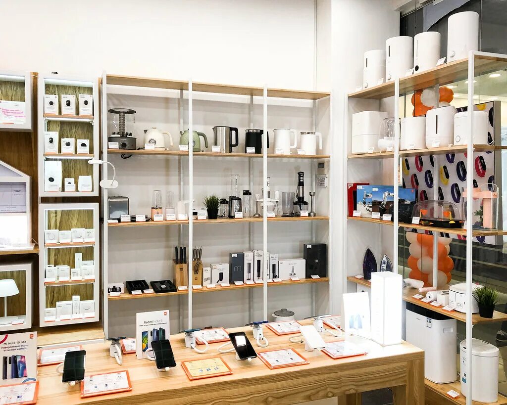 Mi shop xiaomi. Xiaomi фирменный салон. Магазин электроники Xiaomi. Ксиоми салон. Магазин ми.