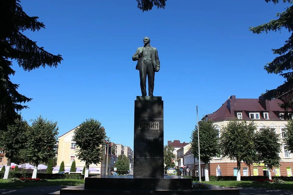 Памятник гусеву. Памятник Ленину Гусев. Памятник Ленину в Калининграде. Памятник Ленину в городе Гусеве. Гусев город памятник Гусеву.