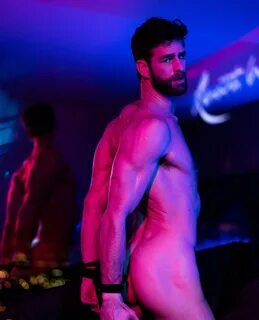 L'attore Chris Salvatore pubblica uno scatto frontale dal backstage di...