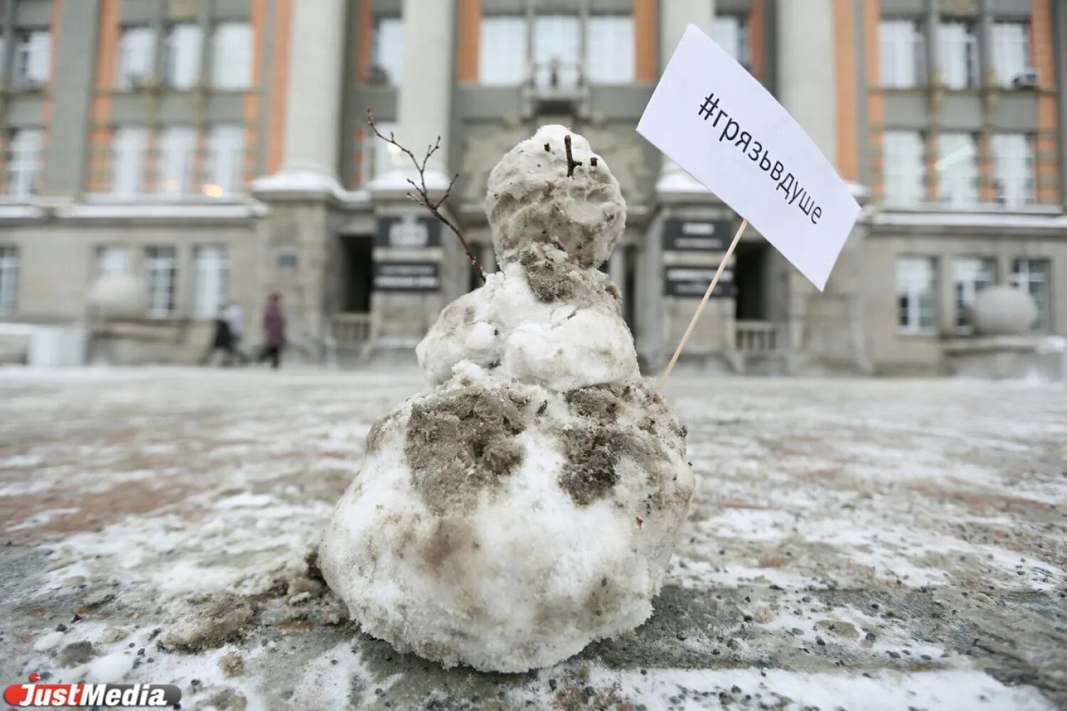 Снеговик в грязи. Грязный снег. Снеговик без снега. Снеговик из грязи и снега. Глупый снег