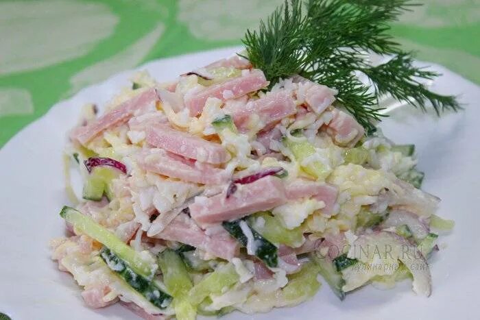 Салат ветчина курица грибы. Салат с ветчиной и сыром и огурцами и яйцом. Салат Астория с ветчиной. Салат с ветчиной и сыром. Салат с ветчиной и сыром и огурцами.