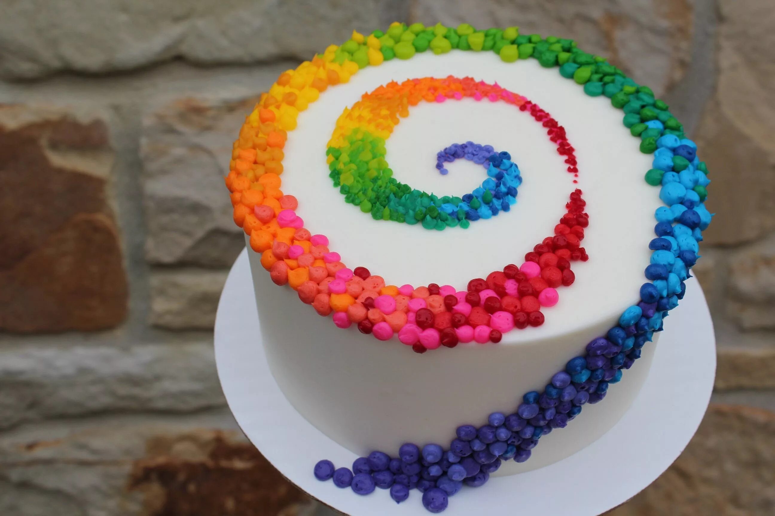 Как украсить цветной. Торт Радужный. Украшение торта. Радужный торт украшение. Торт разноцветный.