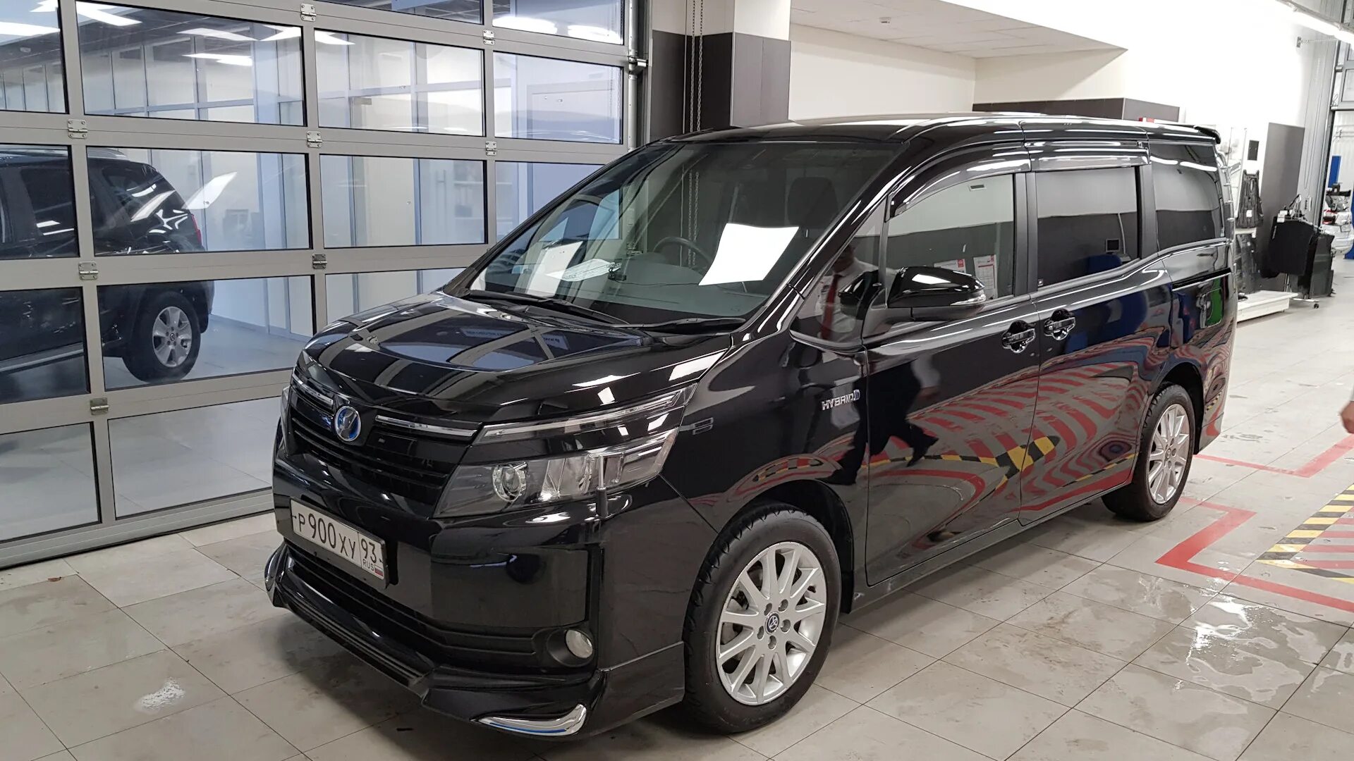 Voxy гибрид. Toyota Voxy Hybrid 2014. Toyota Voxy 2014 1.8 Hybrid. Тойота Вокси гибрид. Тойота Вокси 2012.