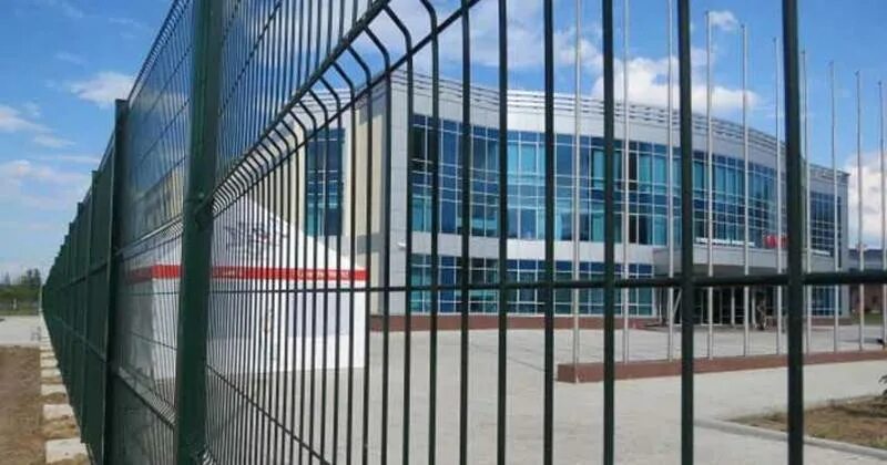 Ограждение территории. Административное ограждение. Административное ограждение. Красивый металлический забор. Ограждение территории административного здания.