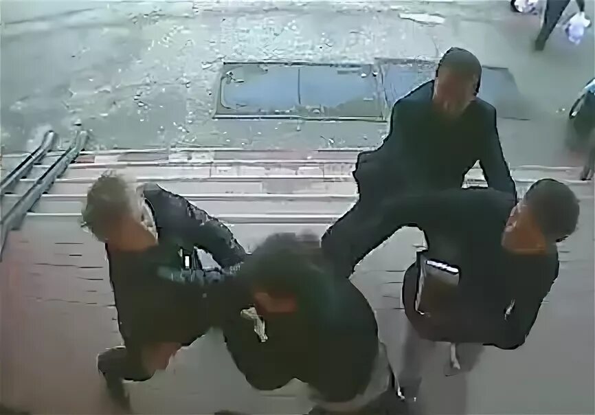 Наблюдение нападение аватарка. Сражается с камерой. Сражается с камерой. Фотограф,которая снимает червяков. Ночь драка камера наблюдения.