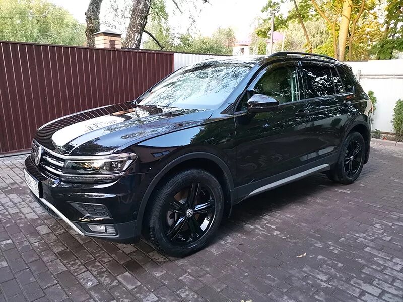 Volkswagen tiguan ii 2018 black. Tiguan r17 черные. Тигуан 2 на дисках mak. Фольксваген тигуан с черными дисками. Диски r19 volkswagen tiguan 2.