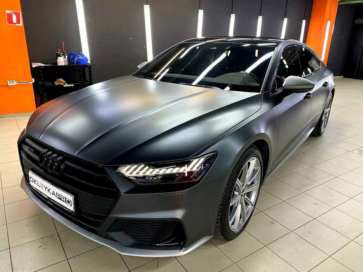 пленка матовый титан хром. матовый хром - 23 мкм. кпмф 5000 матовая хаки. Bmw m6 vinyl. оклейка машины матовой пленкой.