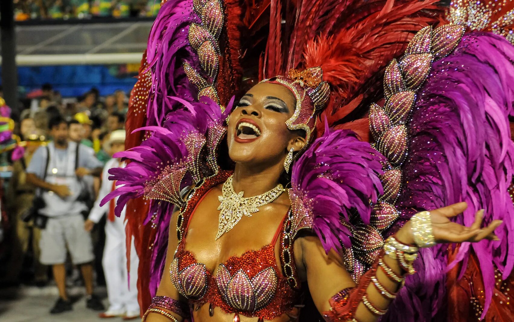 Бразильские фонки 1 час. Карнавал в Рио-де-Жанейро. Бразилия карнавал женщины Бразилия карнавал женщины. Бразильский карнавал фото. Карнавал Бразилия девушки.
