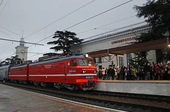 В крым с какого вокзала в москве. ЖД вокзал Симферополь поезд. Крым вокзал Симферополь с поезда. РЖД вокзал Симферополь. Поезд 142е Таврия.