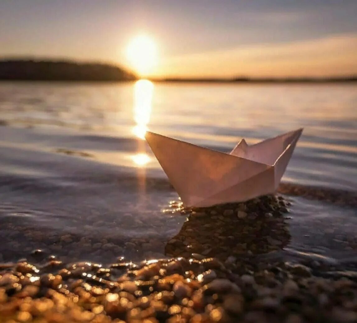Бумажный кораблик плывет. Бумажный кораблик. Бумажный корабль. Красивый бумажный кораблик. Бумажный кораблик в море.