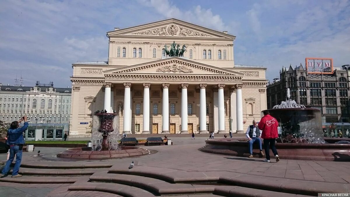 Большой театр Минск. Около большого театра. Памятник около большого театра. Театр возле большого театра