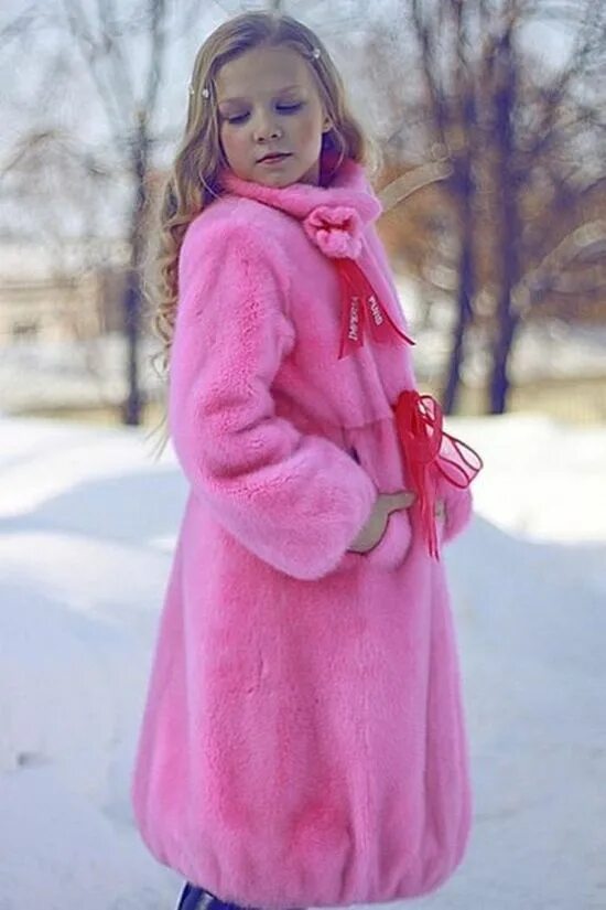 Детские шубки для девочек. Шубка из меха девочки. Девочка в полушубке. Шуба flisily fur. Елена фурс шубы голубая норка.
