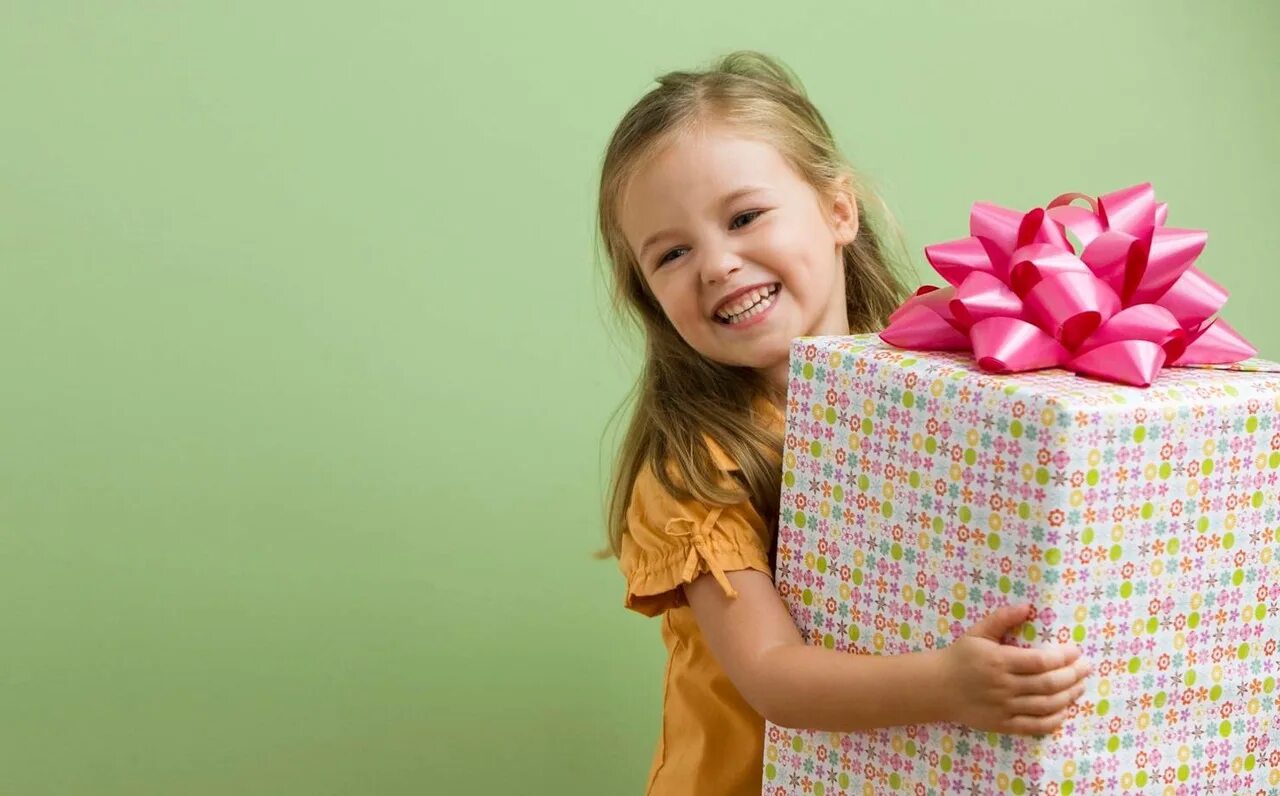Будут подарки детям. Подарки для детей. Подарок для девочки. Ребенок радуется подарку. Подарки на день рождения девочке.