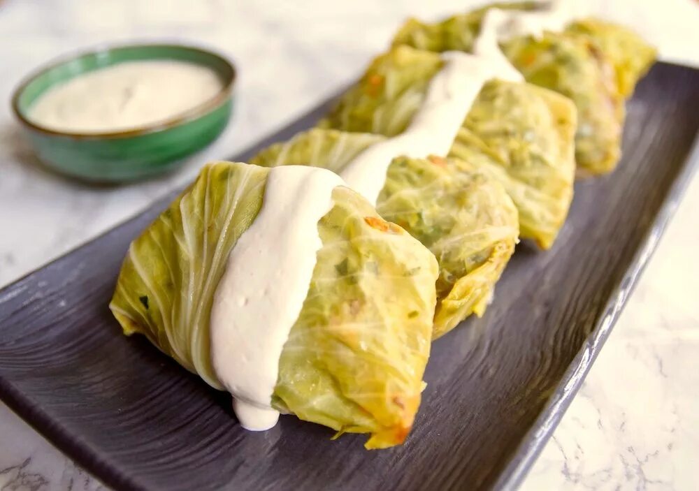 Приготовить фарш с пекинской капустой. Голубцы с пекинской капустой. голубцы из пекинской капусты. голубцы с пекинской капустой в духовке. голубцы из капусты по пекински.