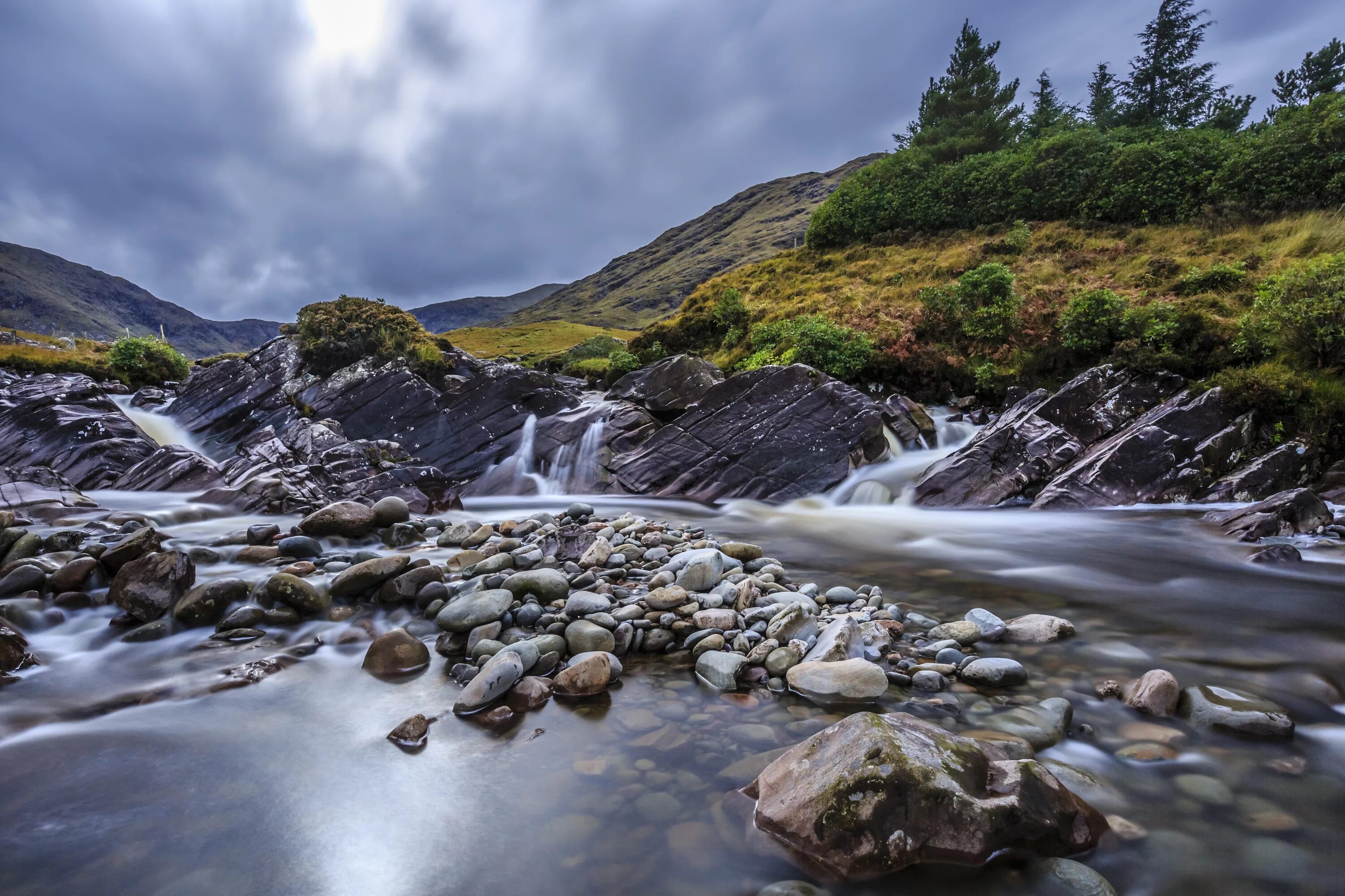 Stone river. Сандис река. Горная каменистая река. Река Убин. Горная река берег сбоку.