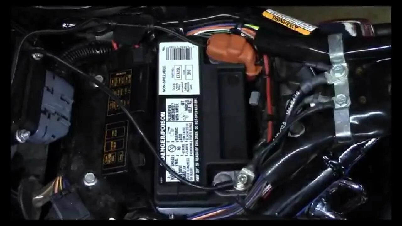 Аккумулятор харлей дэвидсон как заменить 2016 Harley-Davidson Road King Battery Replacement YouTube