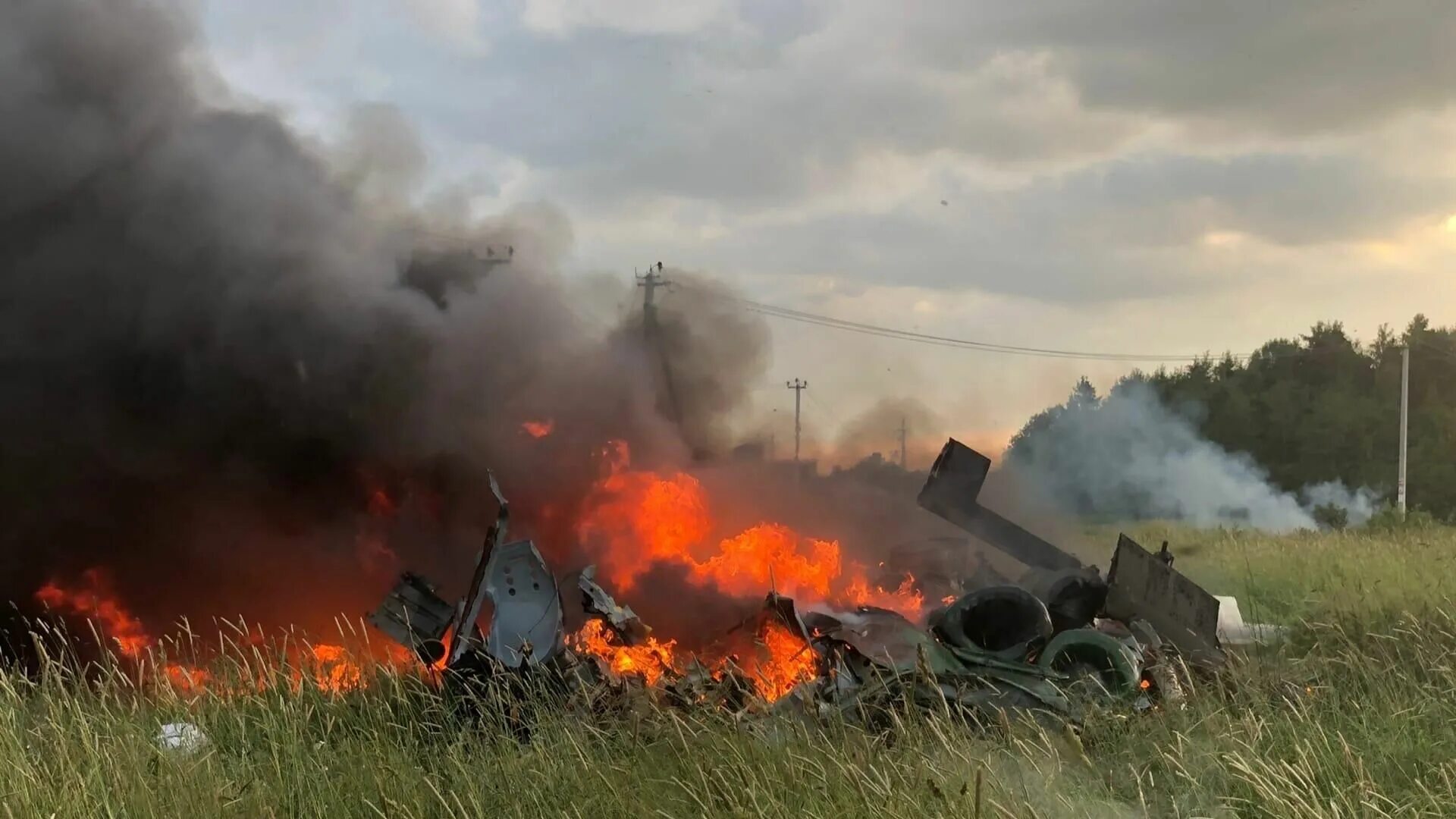 Вертолет разбился в магаданской области. Крушение вертолета в Ленинградской области 24 июня. Вертолет Росгвардии разбился в Ленинградской области. Вертолет ми 8 упал в Ленинградской области. Потерпел крушение вертолет ми 8.