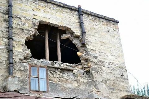 В стенах их дома но