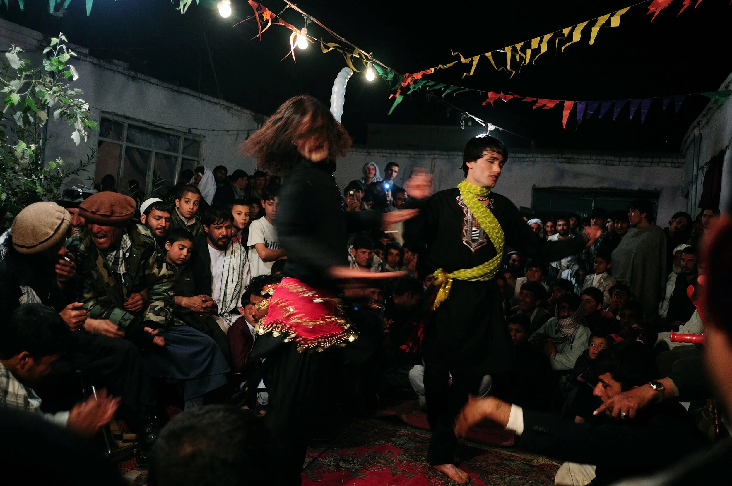 Бача что это такое простыми словами. Бача-бази в Афганистане. Afghanistan’s ‘Bacha bazi’ Dancing boys. Бача-бази в Афганистане 2020.