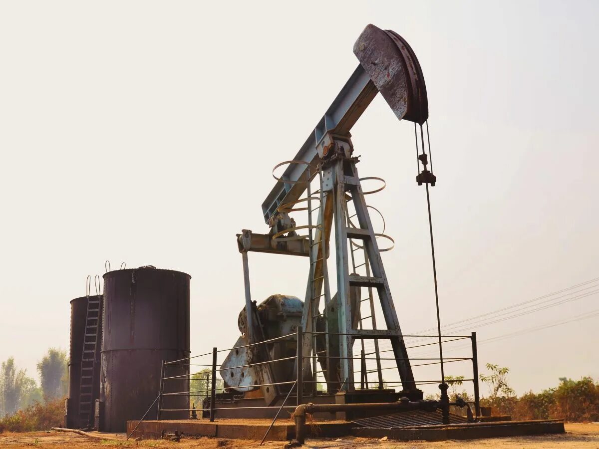 Качает нефть как называется. Выкачивание нефти из скважины. выкачанная нефть. оборудование для качания нефти.