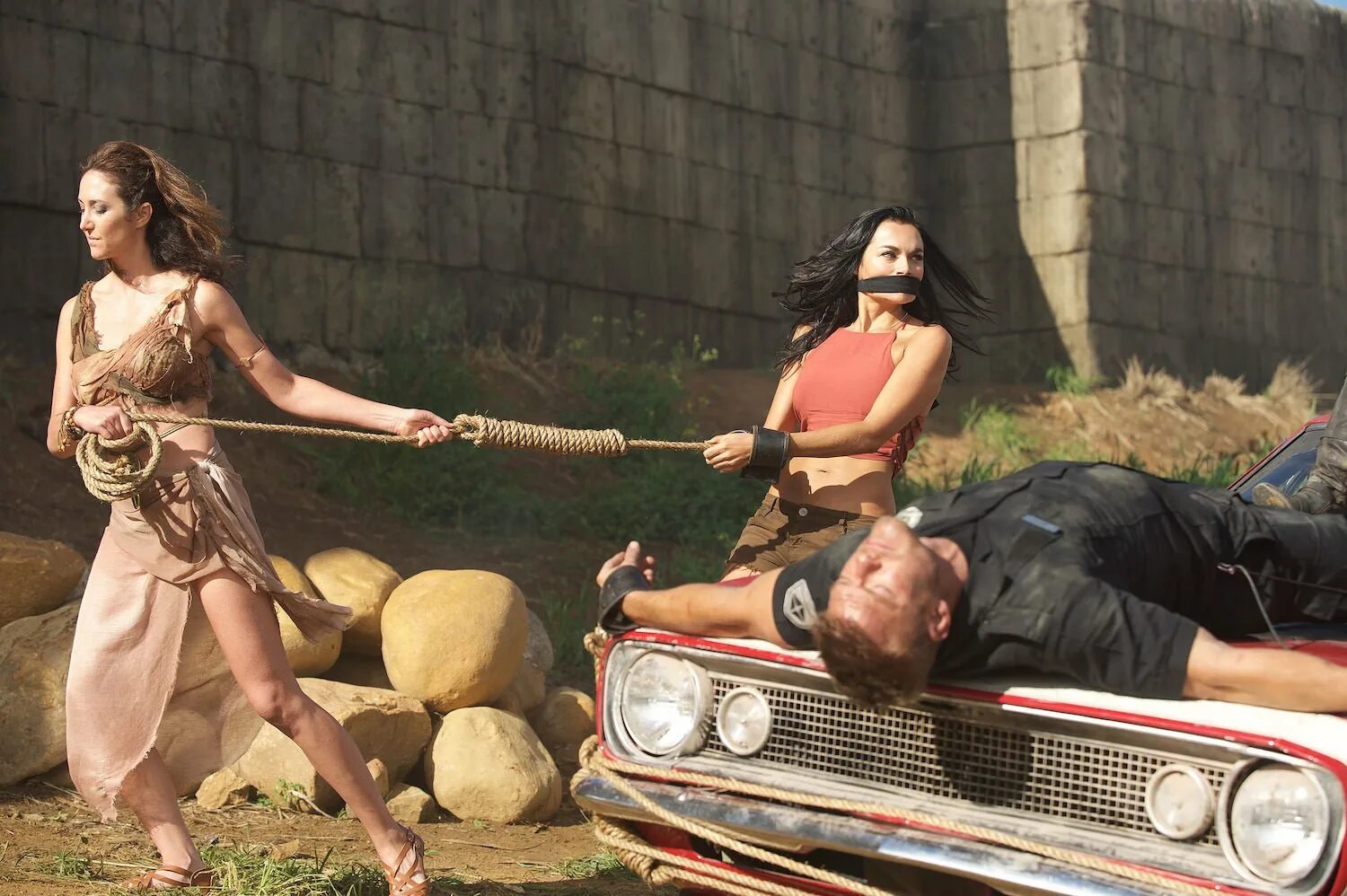 Кавказцы издеваются над девушкой. Надругались над девушкой. Мексика фильм похищенная. Кровавая езда сериал 2017. Девушка в лифте.