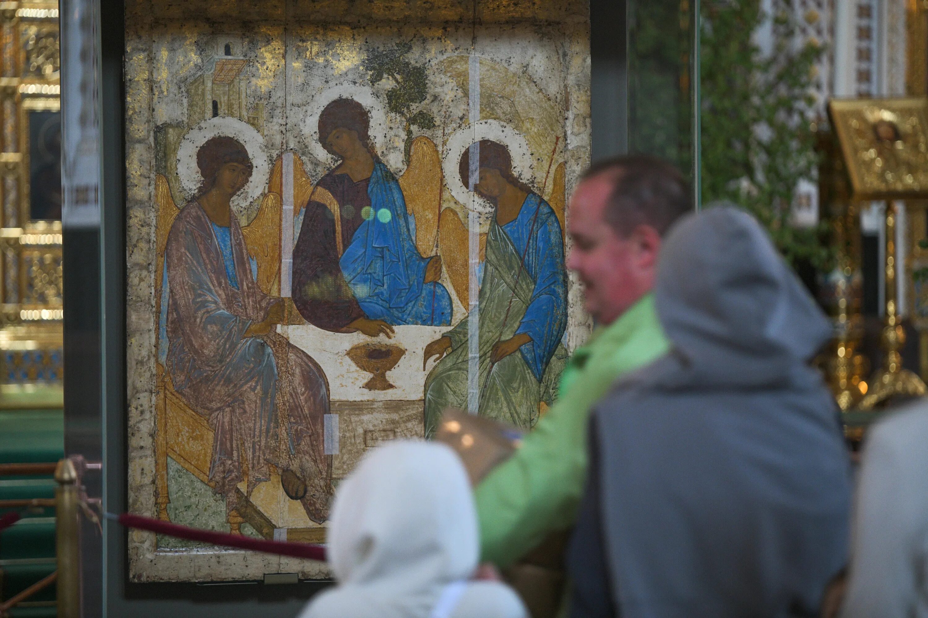 Андрей рублёв троица ветхозаветная. Андрей рублев троица икона. Андрей рублёв икона святая троица. Экспертиза третьяковская галерея. Иконостас троицкий собор троице-сергиева лавра.