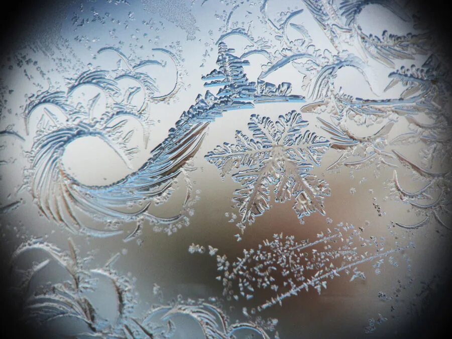 морозное окно. морозные узоры. зимние узоры на стекле рисунки. морозные узоры на стекле. красивые узоры на стекле.