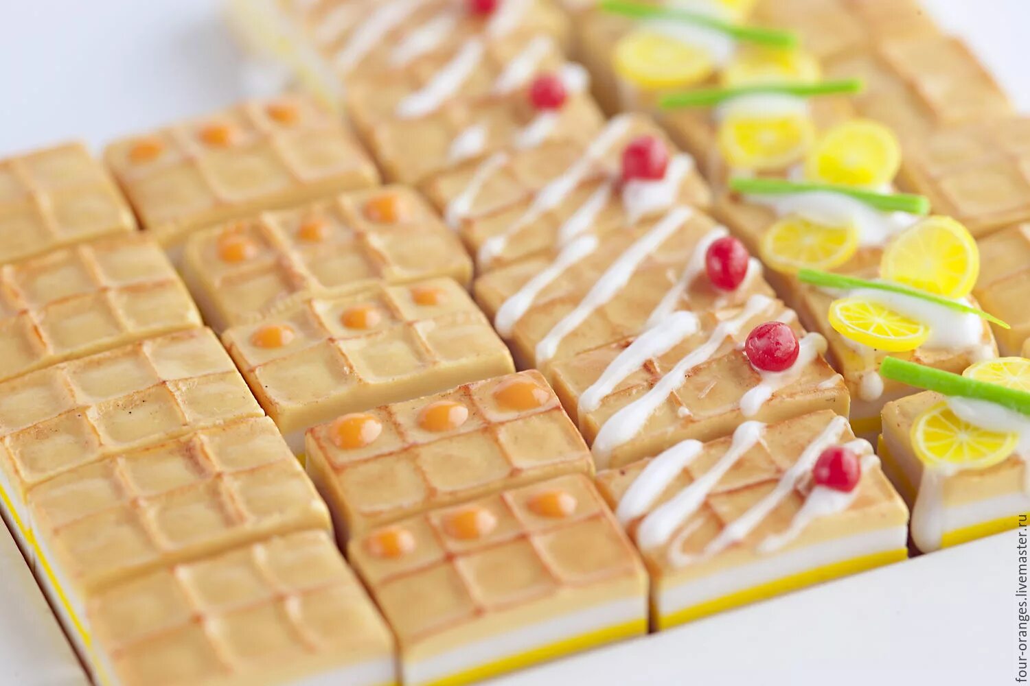 цветные вафли в вафельнице. вафли для мороженого. венские вафли треугольные. цветные вафли в вафельнице. вафли вафер.