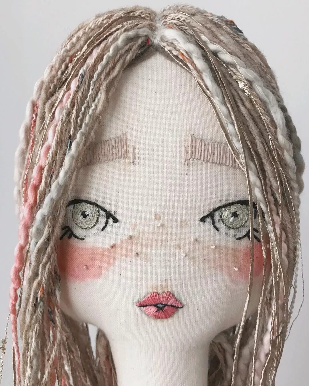 вышитое лицо куклы. вышивка лица. вышитое лицо. тканевые куклы глаза. вышить лицо кукле.