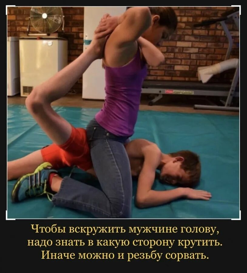 Доминирует над братом. Доминирует над братом. Девочки подростки садятся на лицо. Доминирует над братом. Доминирование девочек над мальчиком.