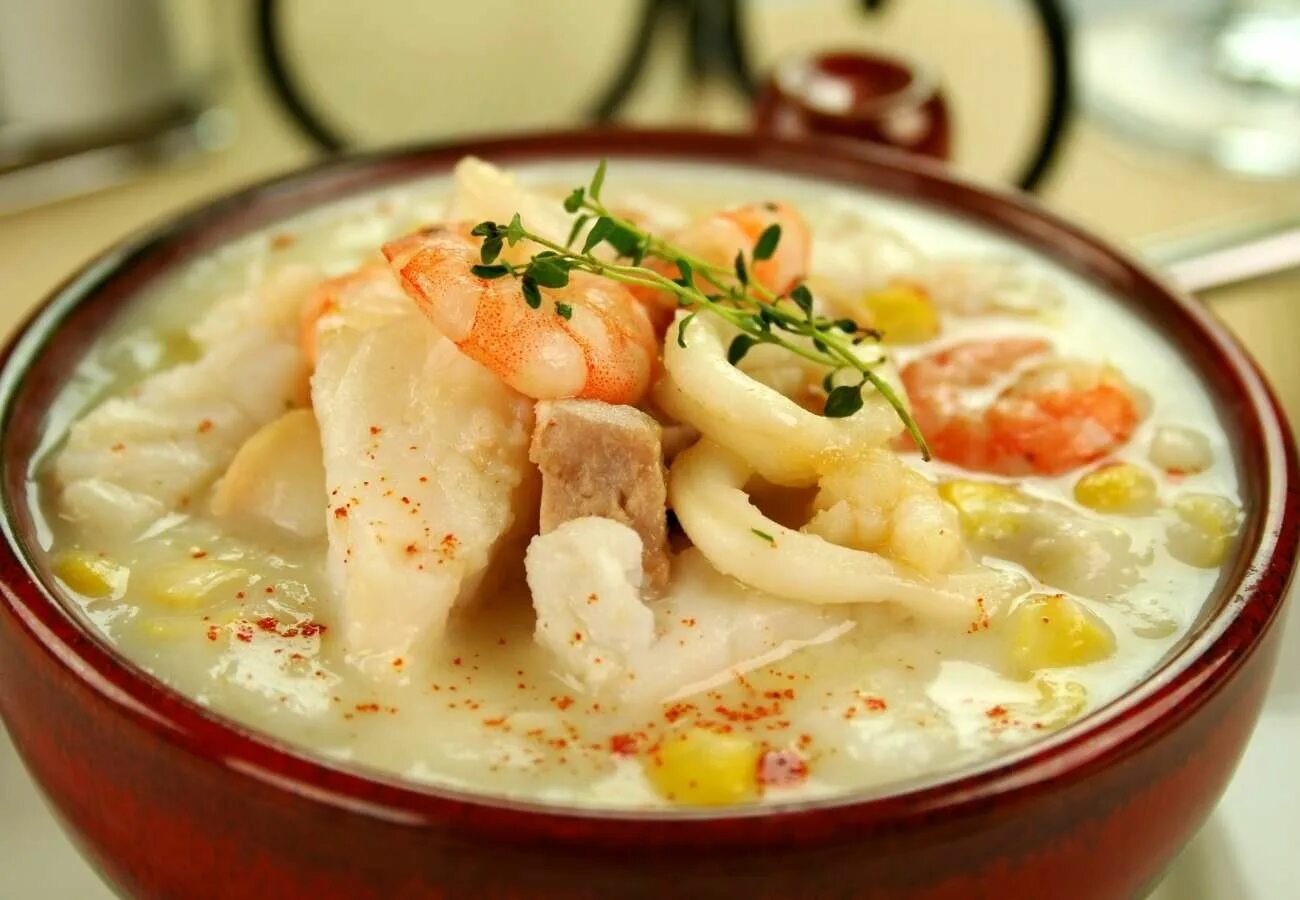 Суп с морепродуктами. Суп с морепродуктами и сливками. Сливочный суп с морепродуктами. Густого супа из морепродуктов. Суп из морского коктейля