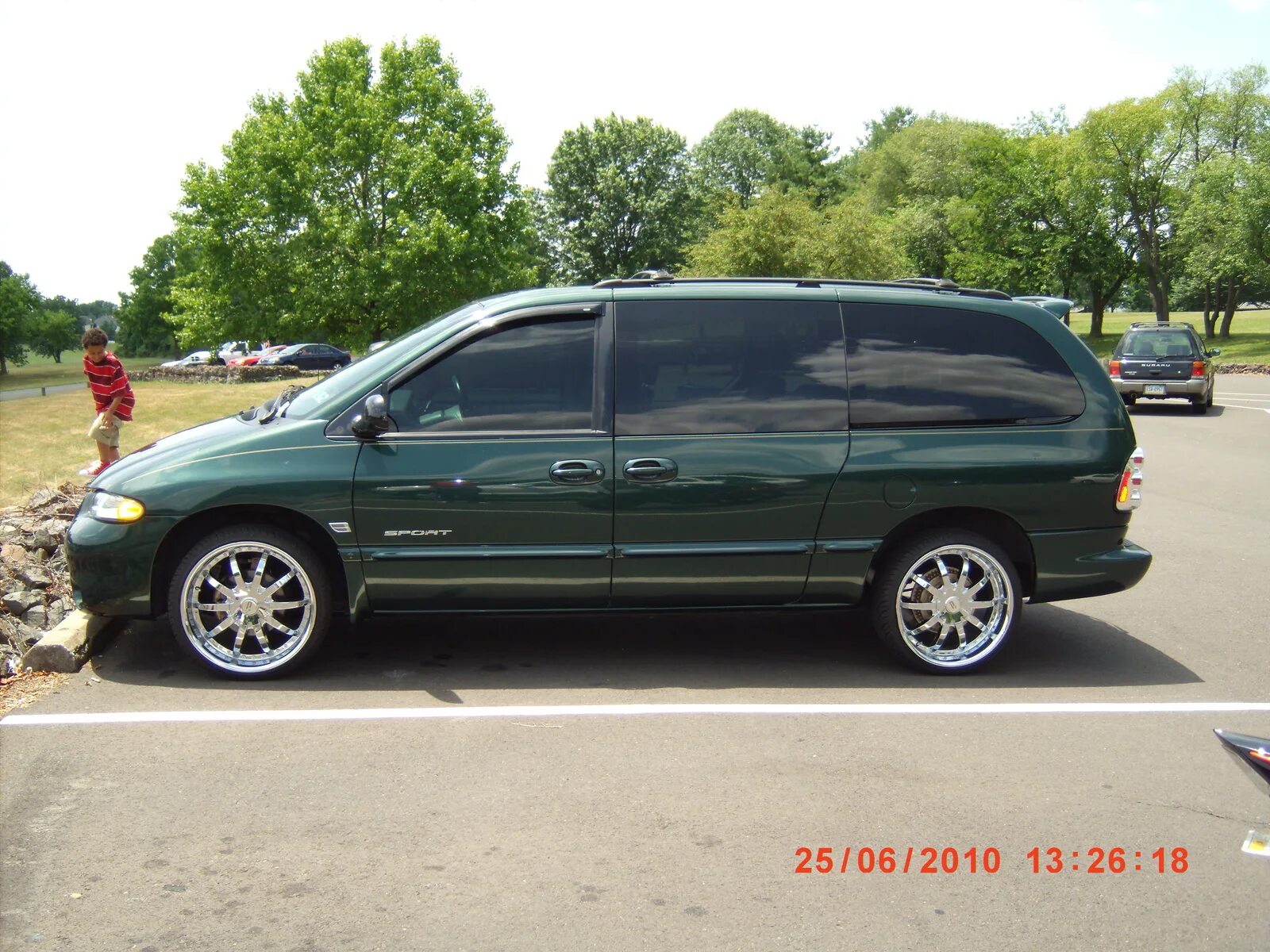 Диски на додж караван. Додж Караван 1999. Dodge Caravan Voyager 1999. Додж Караван 4. Dodge /Grand/ Caravan 1999.