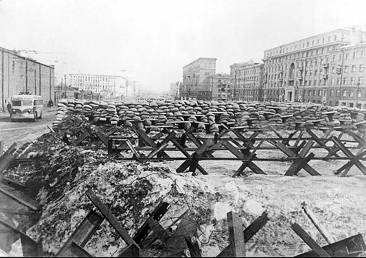 Москва военное время. Баррикады в Москве 1941. Битва за Москву баррикады. Противотанковые Ежи 1941. ВОВ Москва 1941.