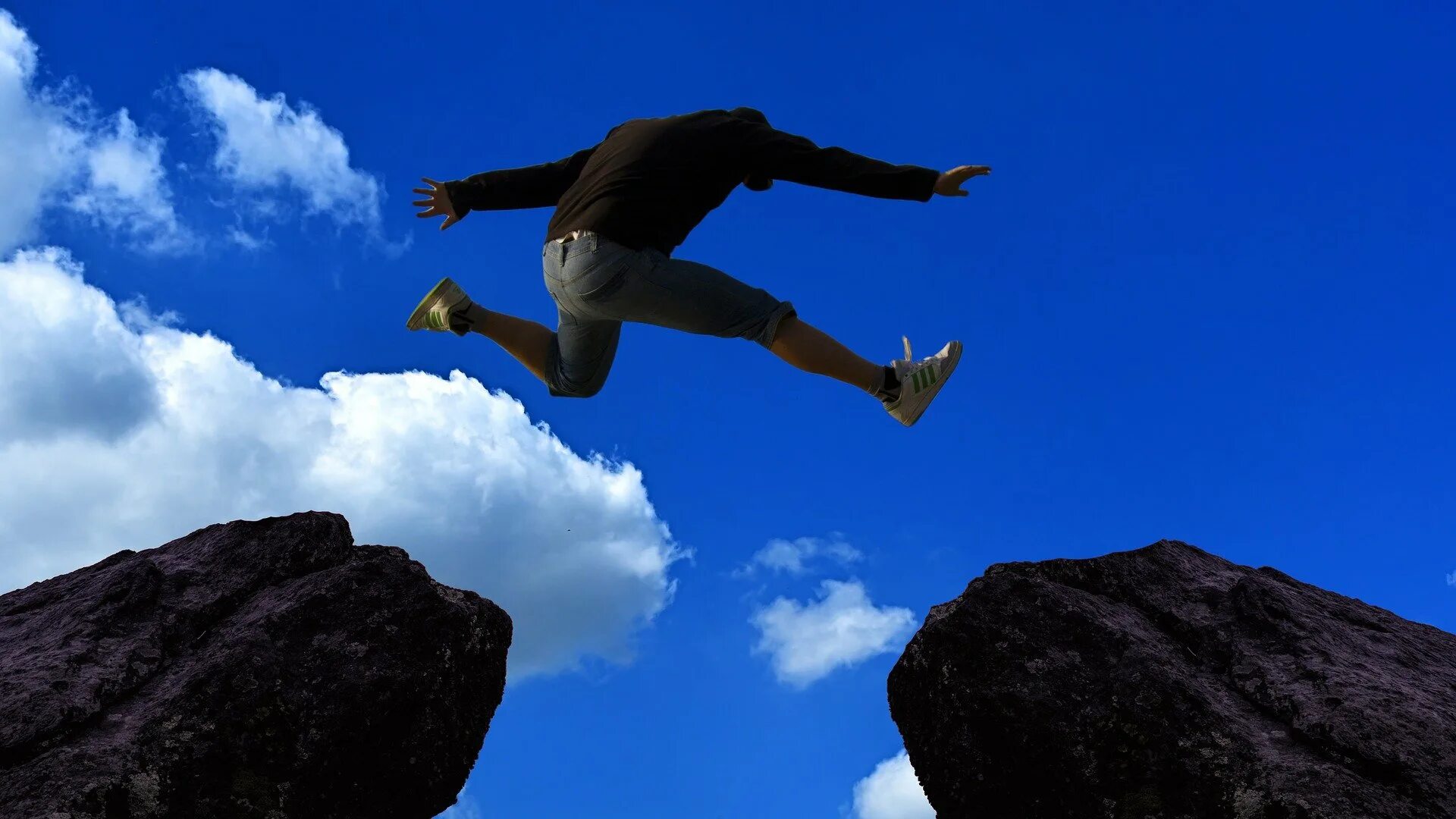 Невозможное возможно смысл. Человек на скале. Человек прыгает. Невозможное возможно картинки. Оптимизм.