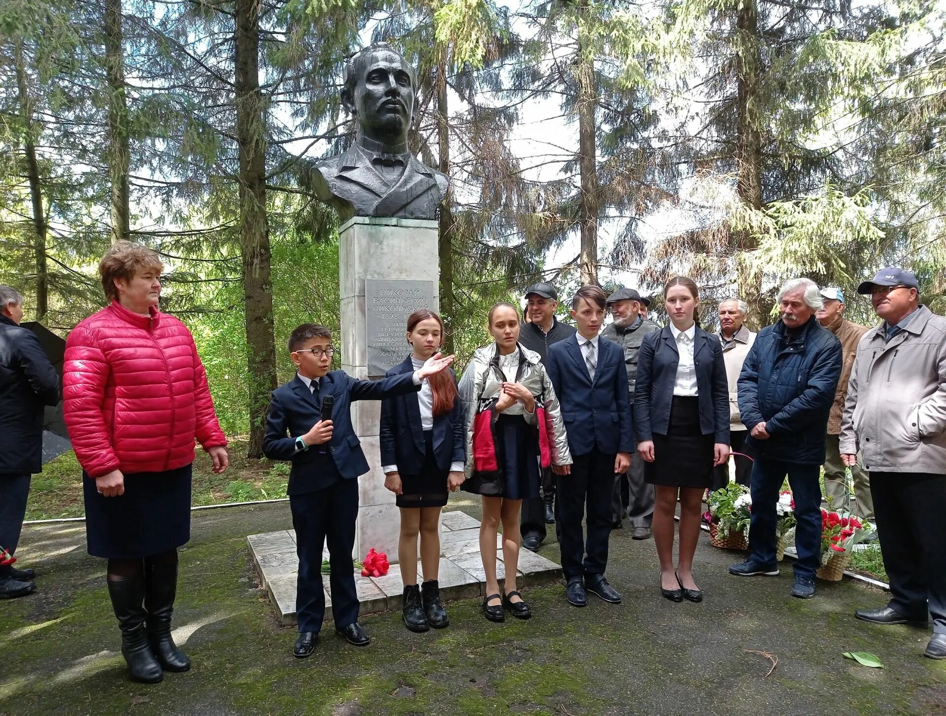 Погода советско никольское. Памятник Николаю Васильевичу Никольскому. Юрмекейкино Моргаушского.