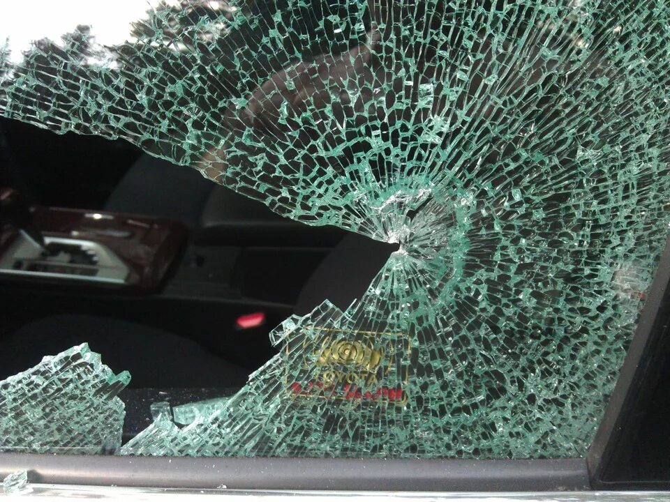 Сон разбить стекло машине. Разбитое лобовое стекло камри 55. toyota camry с разбитым лобовым стеклом. разбитое стекло автомобиля. разбитое автомобильное стекло.