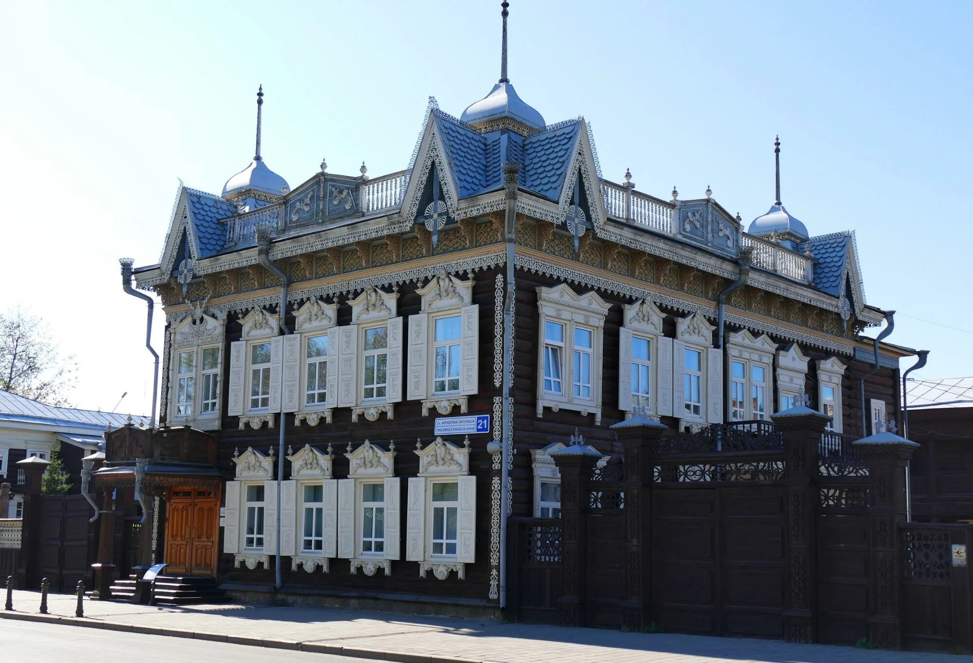 Фасад иркутск. House of Europe Иркутск. Усадьба Катышевцевых-Плетюхина Иркутск. Синагога Иркутск. Иркутск белый дом архитектура.