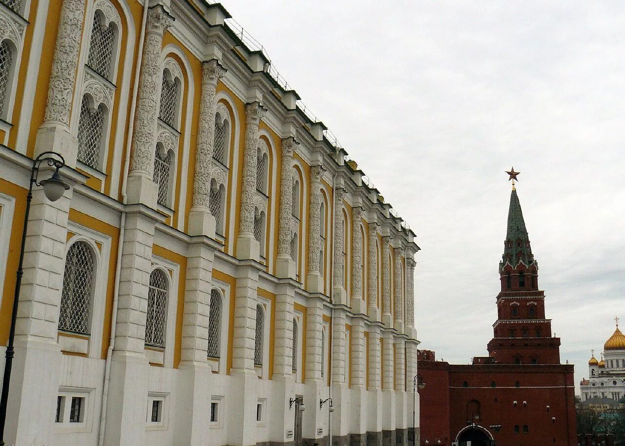 Гос музейный фонд рф. Оружейная палата Московского Кремля. Оружейная палата Московского Кремля здание. Оружейная палата и алмазный фонд Московского Кремля. Алмазный фонд Московского Кремля здание.