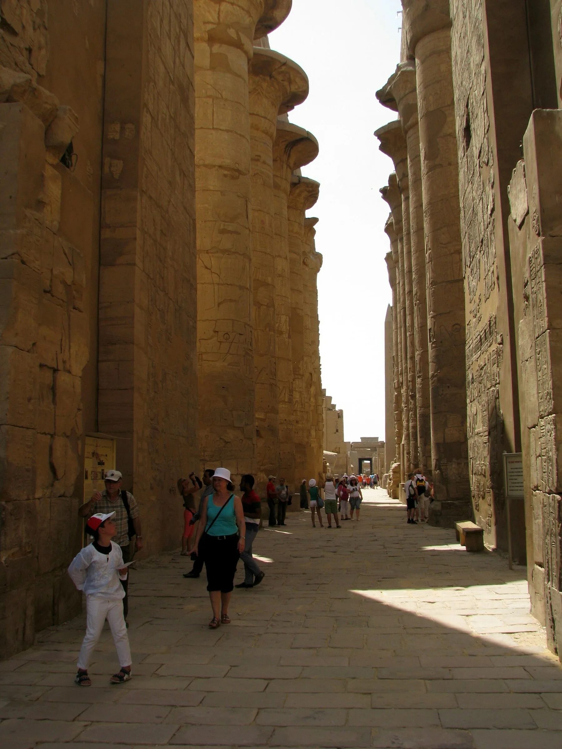 храм эрехтейон афинский акрополь. атланты и кариатиды греция. самый большой флаг россии в чечне. луксор из хургады. колонна во владивостоке.