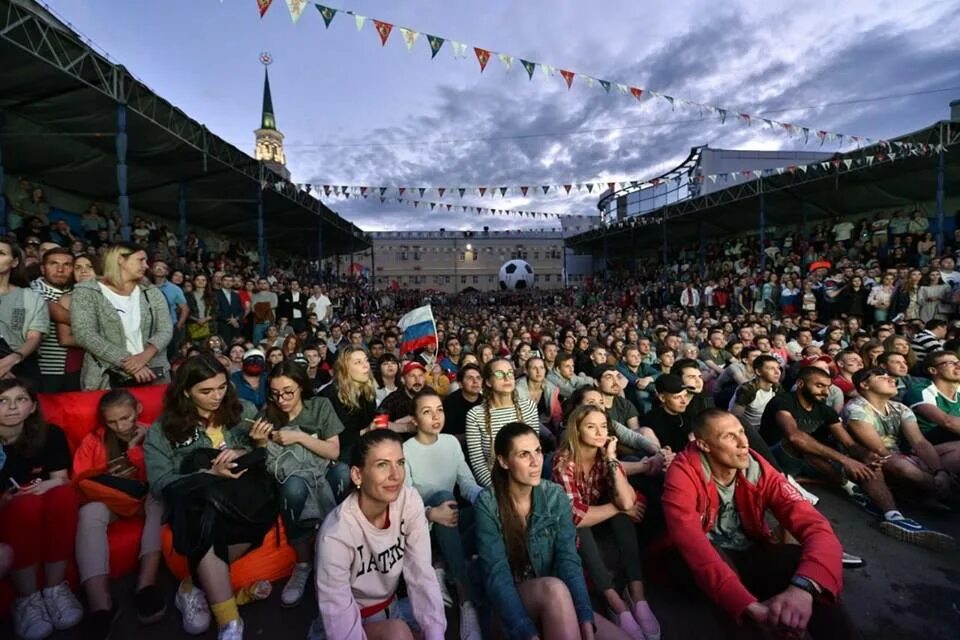 Как попасть в фан. Фан зона в ярославле. фотосессия в фан зоне. фанаты в ярости. фанзона русские девушки.