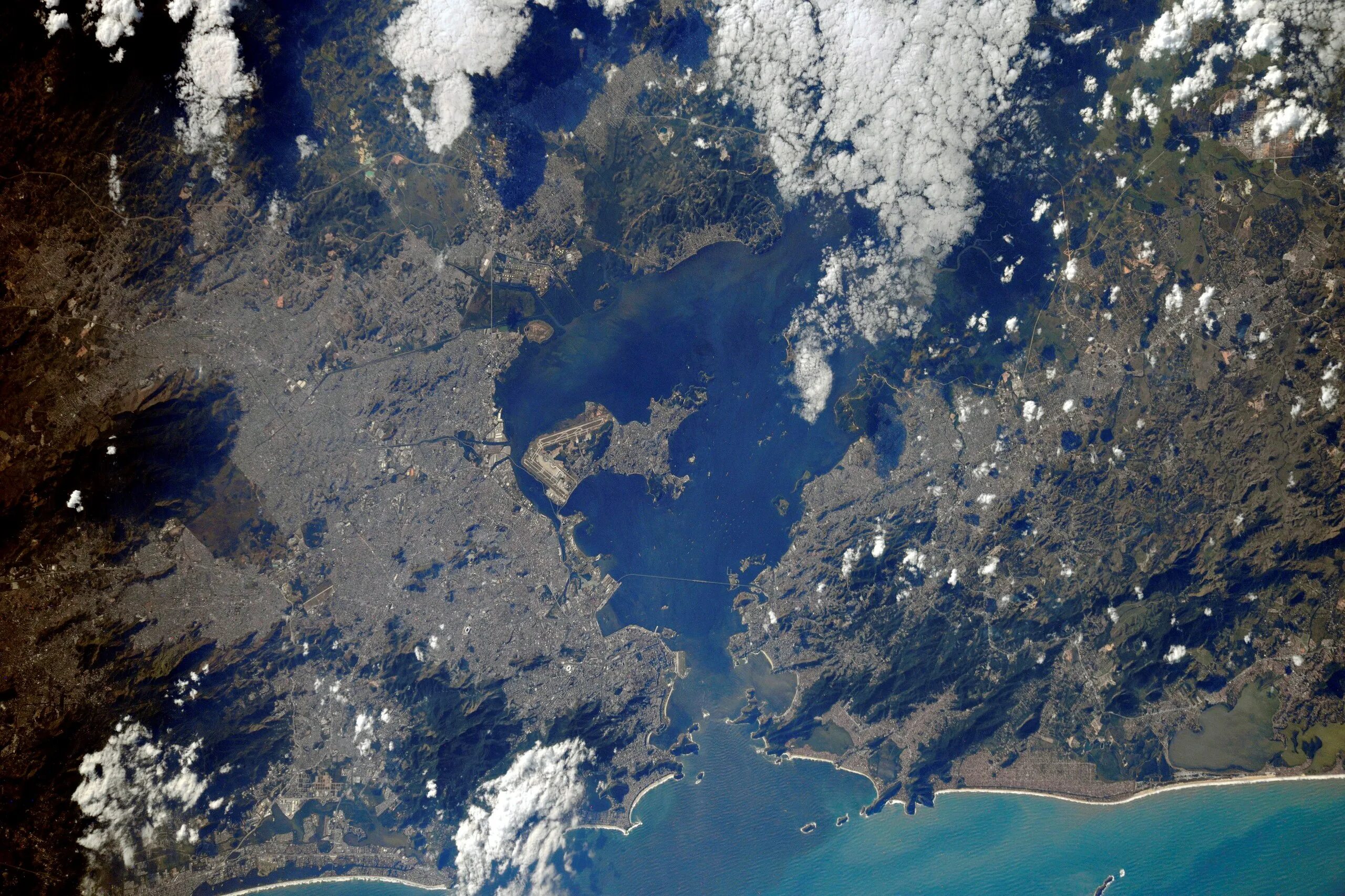 Снимки из космоса в реальном времени высокого. Дельта реки спутниковый снимок. Апеннинский полуостров из космоса. Рио де Жанейро из космоса. Снимки из космоса.